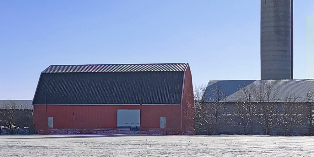 Pre-engineered dairy parlor building